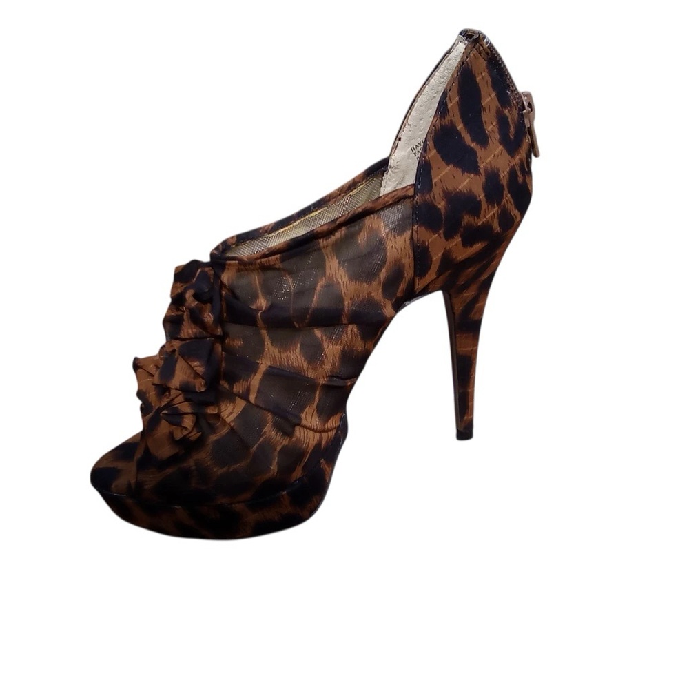 Chinese Laundry Women's Haylie Platform Leopard Heels